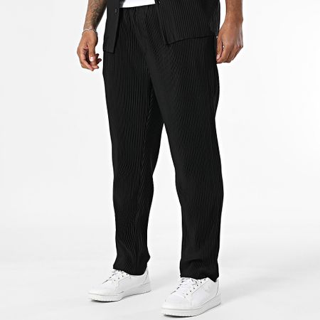 Uniplay - 158 Conjunto de camisa negra de manga corta y pantalón texturizado